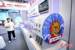 <b>施工电梯只能正在楼房单侧上下移</b>